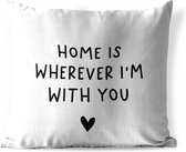 Buitenkussen - Engelse quote "Home is wherever i'm with you" met een hartje tegen een witte achtergrond - 45x45 cm - Weerbestendig
