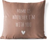 Buitenkussen Weerbestendig - Engelse quote "Home is wherever i'm with you" met een hartje tegen een bruine achtergrond - 50x50 cm