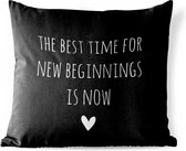 Buitenkussen - Engelse quote "The best time for new beginnings is now" met een hartje tegen een zwarte achtergrond - 45x45 cm - Weerbestendig