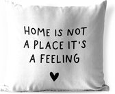 Sierkussen Buiten - Engelse quote "Home is not a place it's a feeling" met een hartje op een witte achtergrond - 60x60 cm - Weerbestendig