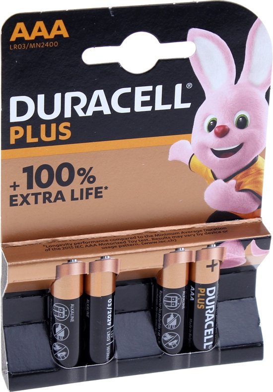 Verpakking van vier AAA Duracell Plus batterijen met een roze konijn. "100% extra levensduur"