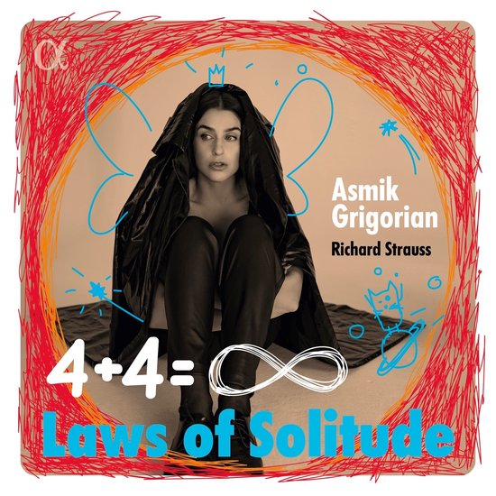 Asmik Grigorian op de cover van "Laws of Solitude" met Richard Strauss, in een zwarte jas en laarzen, omringd door kinderlijke tekeningen.