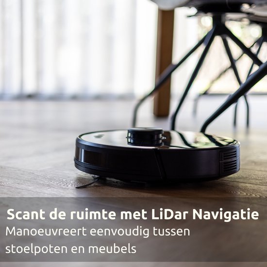 Zwarte robotstofzuiger navigeert om stoelpoten op een houten vloer. Tekst: "Scant de ruimte met LiDAR Navigatie Manoevreert eenvoudig tussen stoelpoten en meubels".