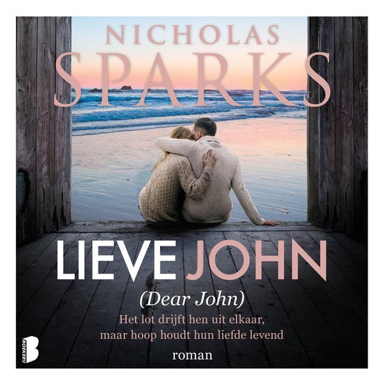 Nicholas Sparks, Lieve John. Een stel omhelst elkaar op het strand bij zonsondergang. Roman.