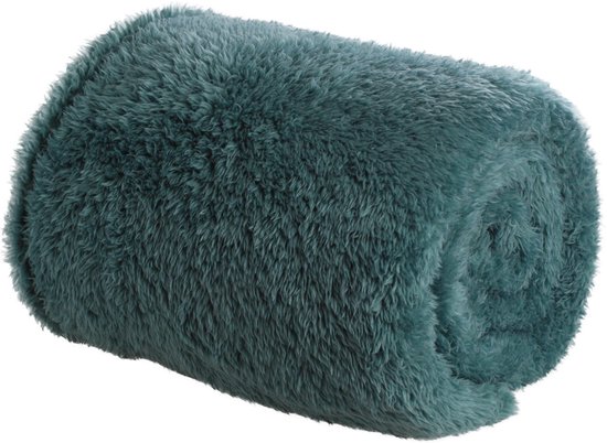 Teal fleece deken opgerold tot een cilinder, met een zachte, pluizige textuur.
