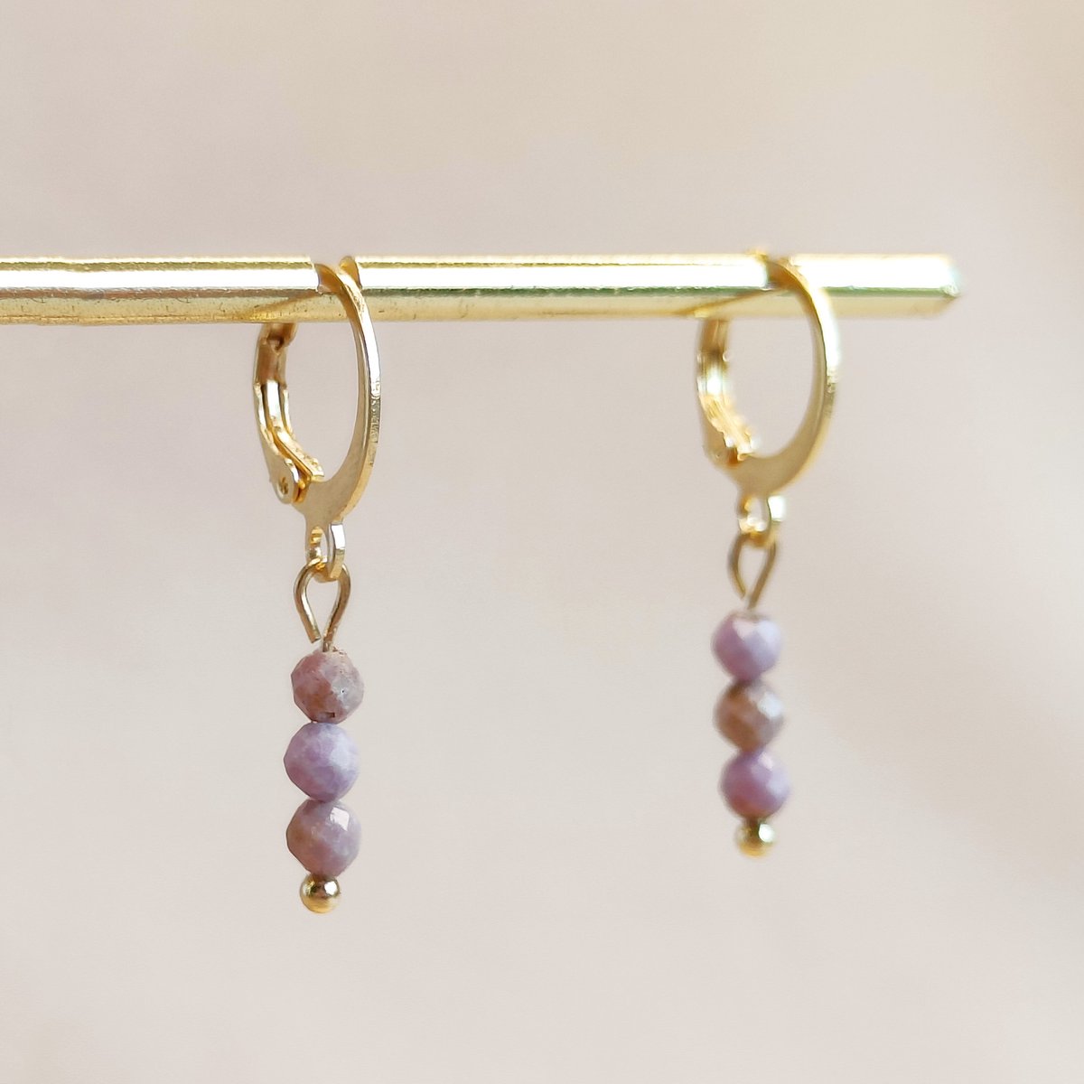 Ava&Imber Sparkling Lepodiliet Oorbellen Goud Stainless Steel (RVS) | Lila Hoops | Paarse Edelsteen Oorbellen | Damesoorbellen met Edelsteentjes | Facet Geslepen Edelstenen | Sieradensetje voor Vrouwen