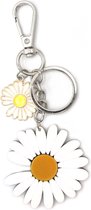 Tashanger sleutelhanger met bloemen zonnebloem madeliefje met zilverkleurige musketonhaak en ring