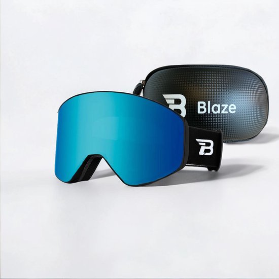 Ski-bril met blauwe spiegelende lens en zwart band met 'B' logo. Inclusief zwart carbon-look etui met 'Blaze' logo.