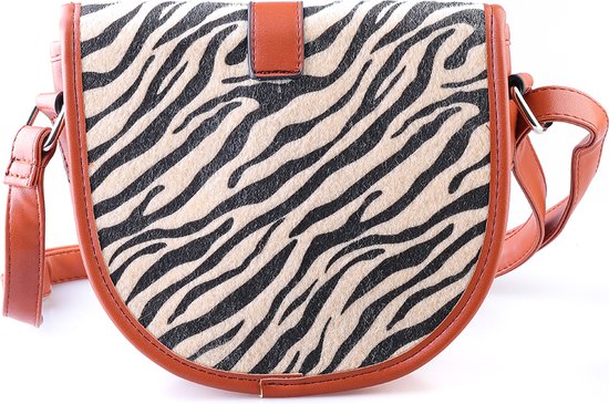 Een trendy gevoerde schoudertas met een tijgerprint voor en achter. Deze hippe tas heeft een magneetsluiting aan de klep. Handig in gebruik dankzij een groot vak binnenin met een apart rits vakje. Een leuke tas voor uzelf of als cadeau.