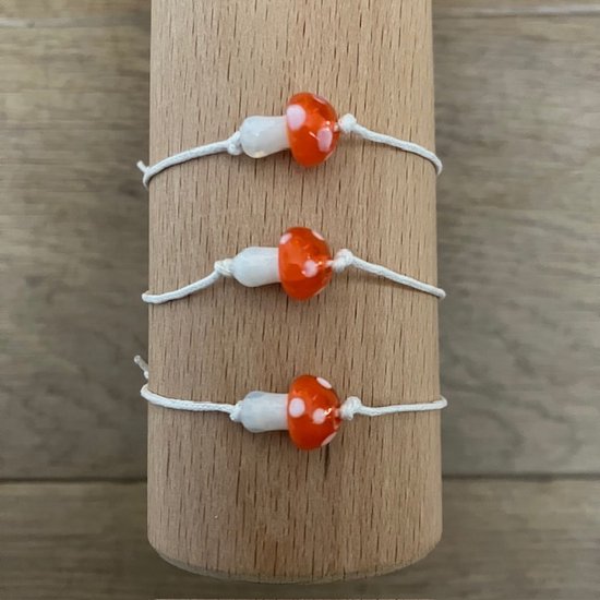 Luna-Leena bracelet enfant durable champignon orange - L15cm - fait main au Népal - perles champignons - bracelet enfant - accessoires - fête - cadeau - fête d'enfants - anniversaire - bijoux - printemps - orange à pois blancs