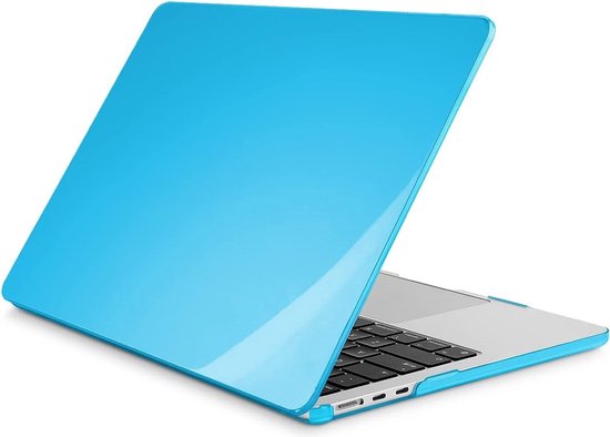 Coque d'ordinateur portable bleu clair sur un ordinateur portable argenté. La coque couvre le dessus entier.