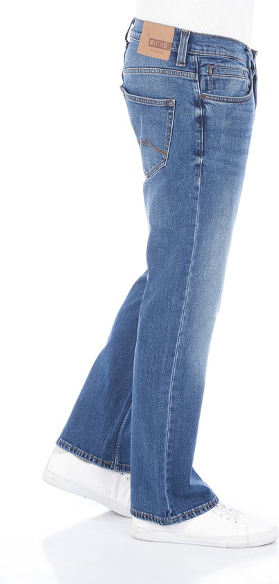 Zijaanzicht van een donkerblauwe jeans met bootcut pasvorm.