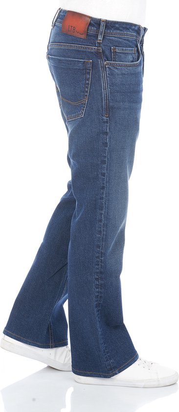 Zijaanzicht van blauwe denim jeans met bootcut pasvorm, gedragen door een model.
