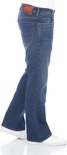 Zijaanzicht van blauwe denim jeans met bootcut pasvorm, gedragen door een model.