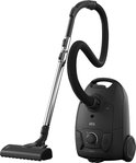 Zwarte AEG Clean5000 stofzuiger met slang, steel en zuigmond, op witte achtergrond.