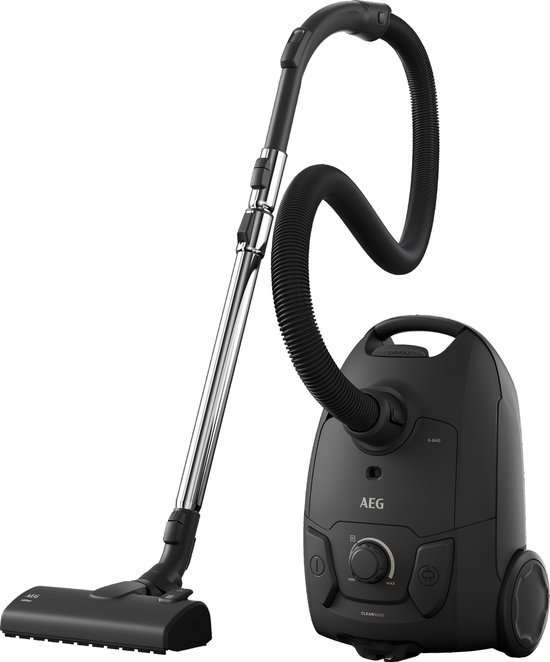 Zwarte AEG Clean5000 stofzuiger met slang, steel en zuigmond, op witte achtergrond.