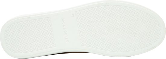 Onderkant van een bruine sneaker van Jack & Jones met een witte zool met textuur.
