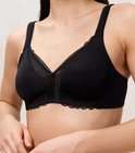 Zwarte katoenen bh zonder beugel met kanten details langs de bovenrand van de cups en aan de onderkant.