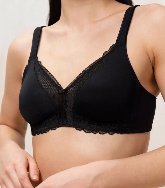 Zwarte katoenen bh zonder beugel met kanten details langs de bovenrand van de cups en aan de onderkant.