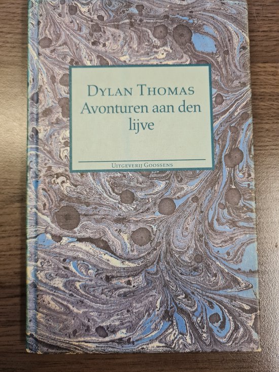 Boek "Avonturen aan den lijve" van Dylan Thomas met een marmeren omslag in blauw, grijs en bruin.