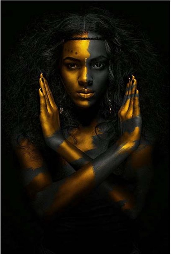Allernieuwste.nl® Canvas Schilderij Mystieke Afrikaanse Vrouw in Goud - Kunst aan je Muur - Kleur - 50 x 70 cm