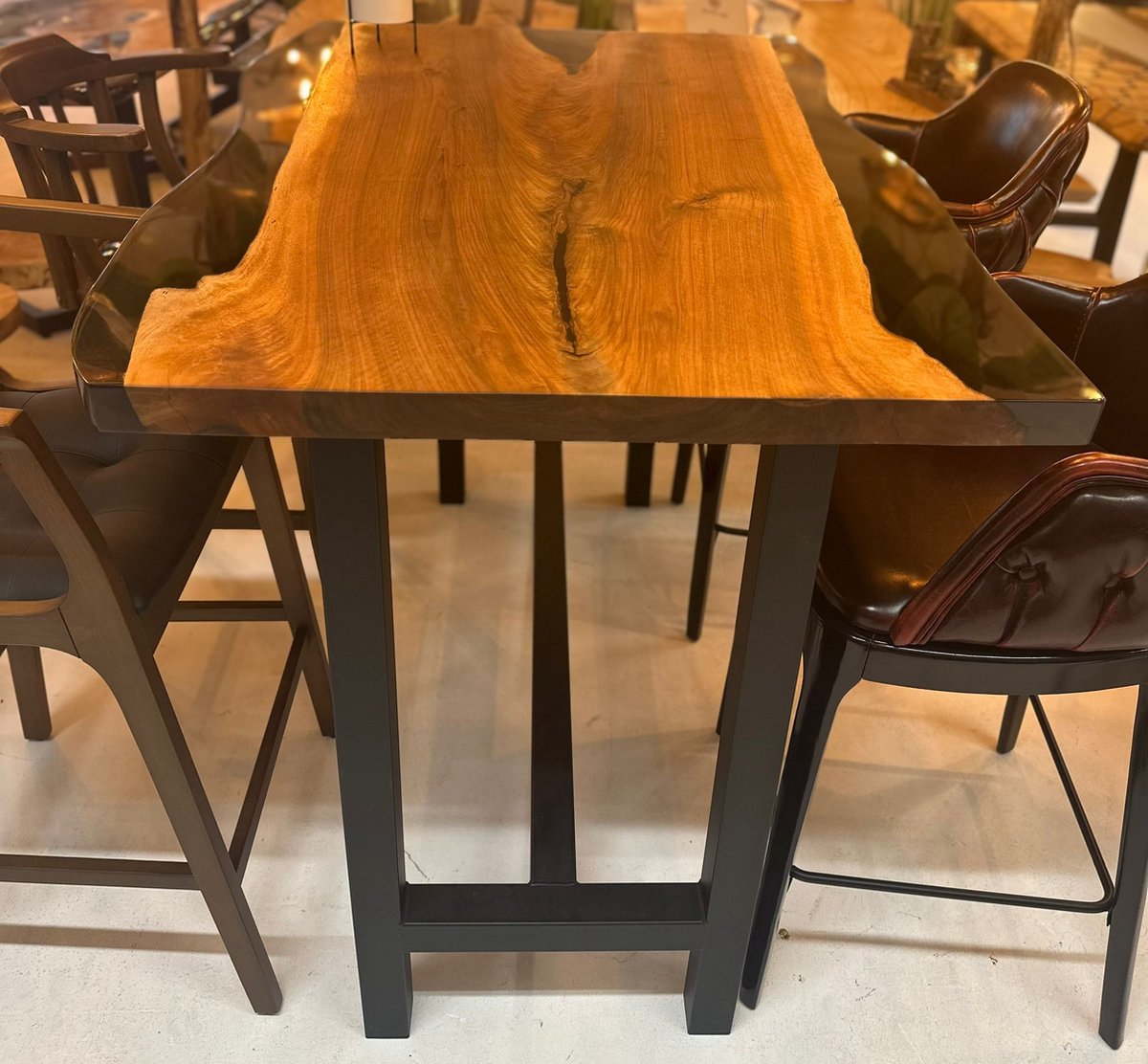 Arka Woods - Epoxy en walnoot hout bartafel - Amanda