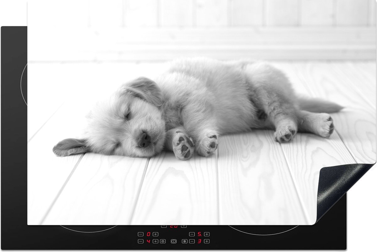 KitchenYeah® Inductie beschermer 81.2x52 cm - Slapende puppy op een witte vloer - zwart wit - Kookplaataccessoires - Afdekplaat voor kookplaat - Inductiebeschermer - Inductiemat - Inductieplaat mat