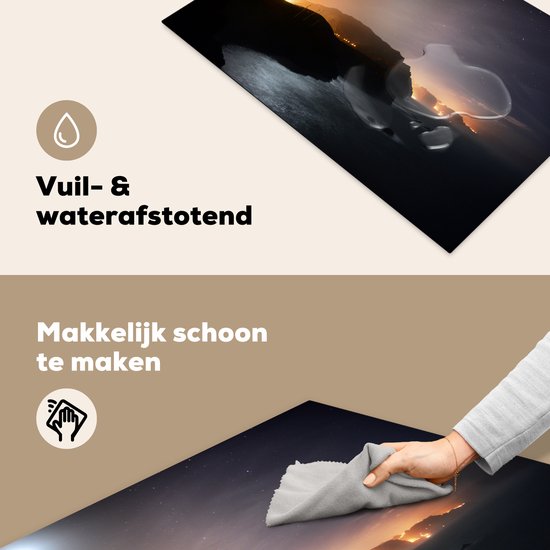 KitchenYeah® Inductie beschermer 78x52 cm - Stadslichten schijnen in de nacht van Madeira langs het zeewater - Kookplaataccessoires - Afdekplaat voor kookplaat - Inductiebeschermer - Inductiemat - Inductieplaat mat