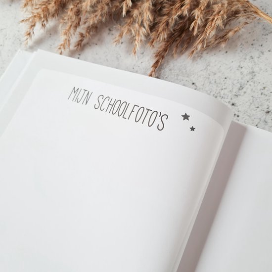 Open invulboek met de tekst 'MIJN SCHOOLFOTO'S' en twee sterren.
