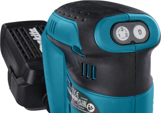 Detail van de turquoise Makita schuurmachine met bedieningsknoppen.