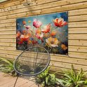 Abstracte bloemenposter met oranje, roze en witte bloemen op een blauwe achtergrond, hangend aan een houten schutting naast een zwarte stoel.