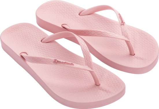 Lichtroze Ipanema slippers met geweven bandjes en een subtiel patroon op de zool.