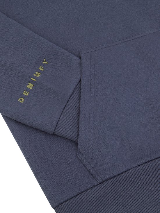 Detail van donkerblauwe hoodie met geborduurde 'DENIMFY' op de linkermouw.