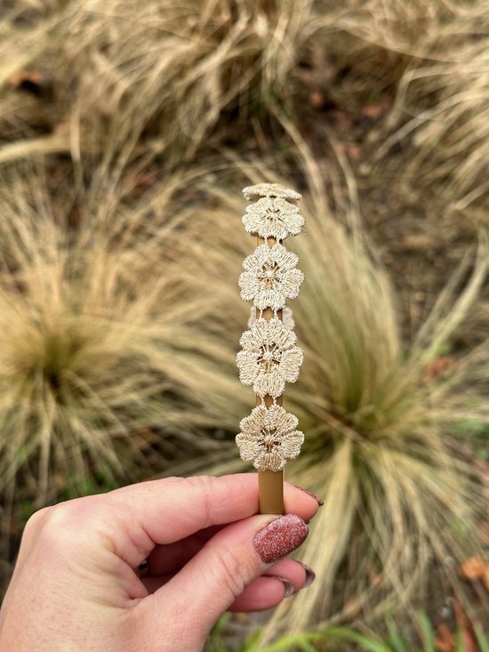 Diadeem - Meisjes diadeem - Haarband met kleine gouden bloem - Meisjes haarband - Haarbandjes - Haaraccessoires - Haaraccessoires voor meisjes - Handmade - Gouden diadeem - Bruiloft - Haaraccessoires Bruiloft - Cadeautje -