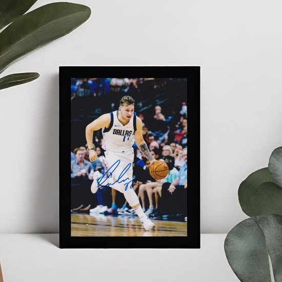Luka Dončić Ingelijste Handtekening – 15 x 10cm In Klassiek Zwart Frame – Gedrukte handtekening – NBA - Basketbal - Dallas Mavericks - Foto - Poster