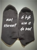 Bedrukte sokken met tekst: Niet storen Ik kijk wie is de mol, Wie is de mol, Bedrukte sokken, Sokken met tekst