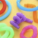Paarse, blauwe, oranje, rode, roze en groene buizen op een gele achtergrond.