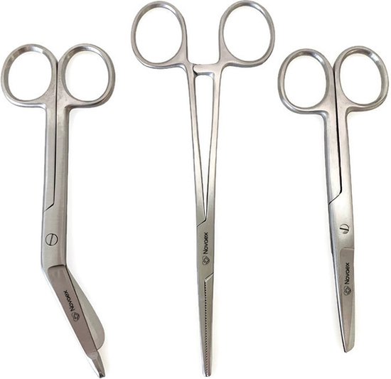 Drie medische instrumenten: een verband-schaar, een Kocher en een schaar.