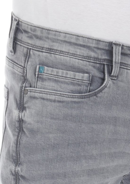 Grijze spijkerbroek met een klein muntzakje en een blauw logo.