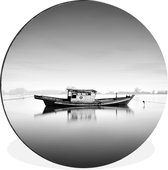 WallCircle - Wandcirkel - Muurcirkel - Verlaten boot in het water zwart-wit - Aluminium - Dibond - ⌀ 60 cm - Binnen en Buiten