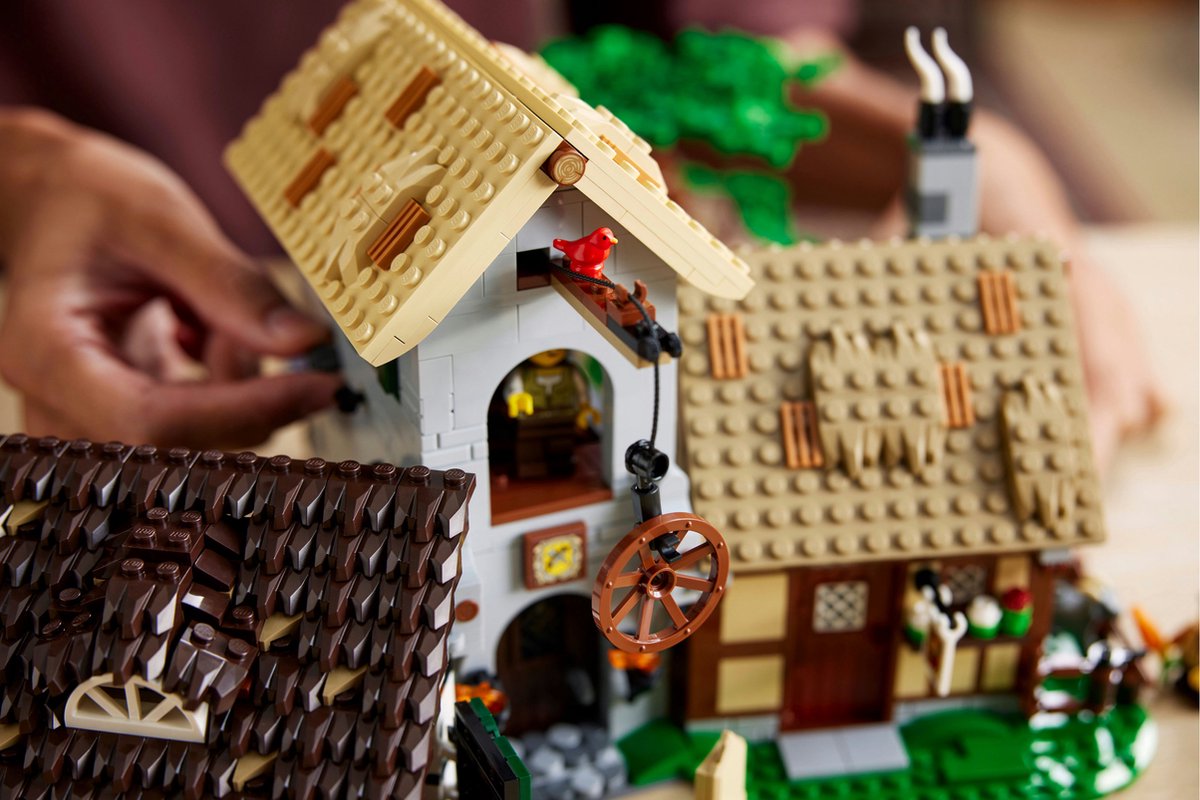 LEGO Icons Middeleeuws stadsplein - 10332 — afbeelding 4
