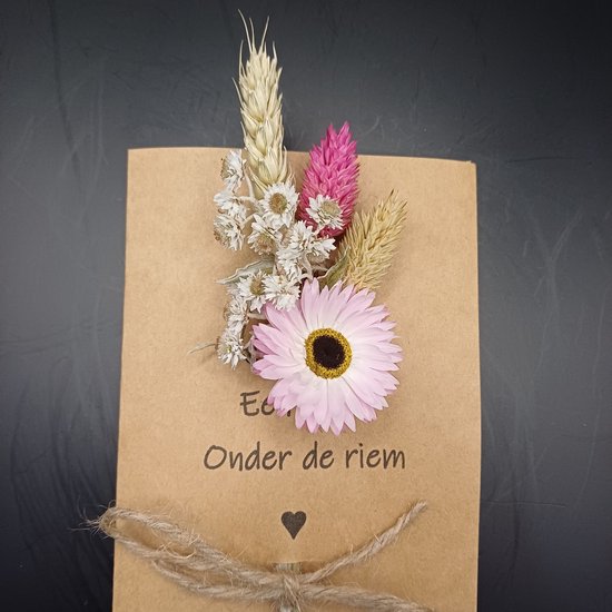 Droogbloemenkaart "hart onder de riem" en hart met roze droogbloemen | liefde | kaart | wDroogbloemen Wenskaart met Hart – “Hart onder de Riem” – Cadeaukaart Sterkte & Liefde – Decoratie Droogbloemen – Beterschap & Support