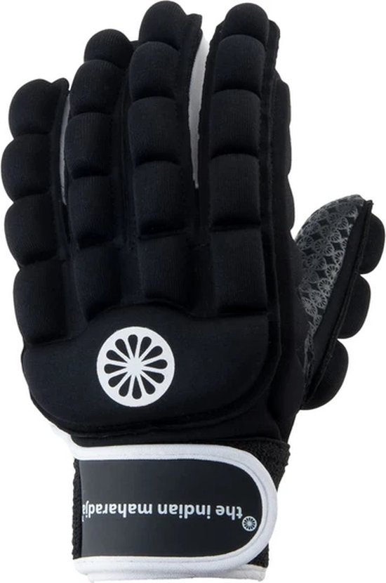 Zwarte sporthandschoen met witte details, van voren gezien. Zwarte beschermende kussentjes op vingers en handpalm. Logo en witte polsband.