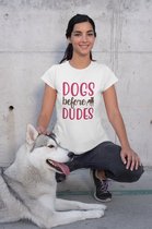 Shirt - Dogs before dudes - Wurban Wear | Grappig shirt | Leuk cadeau | Unisex tshirt | Honden | Puppy | Hondenmand | Bench | Hondenvoer | Wit