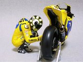 Het 1:12 Valentino Rossi-beeldje dat zich voorbereidt op de MotoGP 2006. De fabrikant van het artikel is Minichamps. Dit model is alleen online beschikbaar