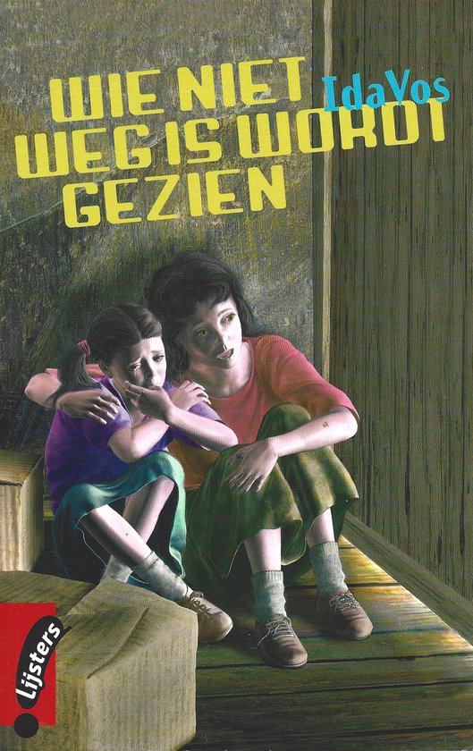 Twee meisjes, een op een trap, de ander naast haar, kijken bezorgd naar iets buiten beeld. Gele tekst bovenin: 'Wie niet weg is wordt gezien'.