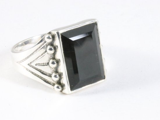Bewerkte rechthoekige zilveren ring met onyx - maat 23