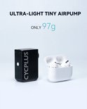 Zwarte CYCPLUS pomp naast een witte oplaadcase voor oordopjes. Tekst "ULTRA-LIGHT TINY AIRPUMP ONLY 97g".