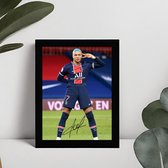 Kylian Mbappé Kunst - Gedrukte handtekening - 10 x 15 cm - In Klassiek Zwart Frame - Paris Saint Germain - Goal Celebration - Voetbal - Ingelijste Foto - Goal Celebration