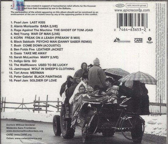 Achterkant albumhoes "No Boundaries". Een kar met vluchtelingen, met artiesten en organisatie logo's. Lijst van nummers: Pearl Jam, Alanis Morissette, Rage Against The Machine, Neil Young, KOЯN, Black Sabbath, Bush, Ben Folds Five, Oasis, Sarah McLachlan, Indigo Girls, The Wallflowers, Jamiroquai, Tori Amos, Peter Gabriel.